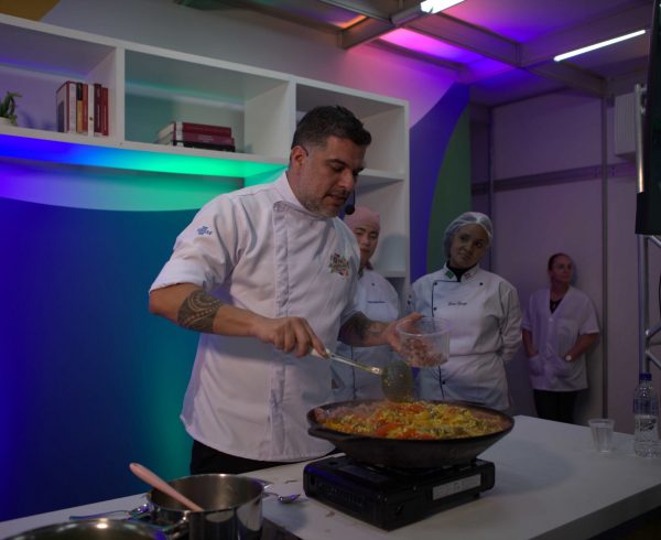 Na Estrada em Petrolina: chef Rapha Vasconcellos prepara Paella Sertaneja na oficina de abertura